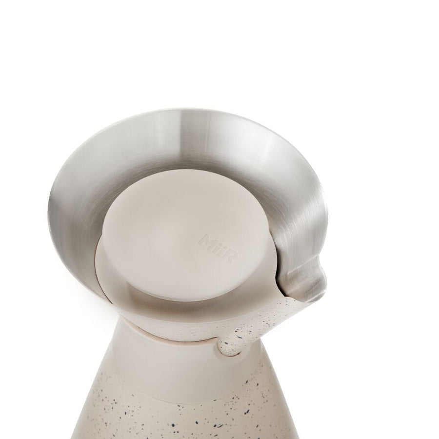 new-standard-carafe-g6 WebPDP-33oz_New_Standard_Carafe_Desert_Tan_Speckle_Studio__CAR1SVOS224_45_Lid_On.jpg